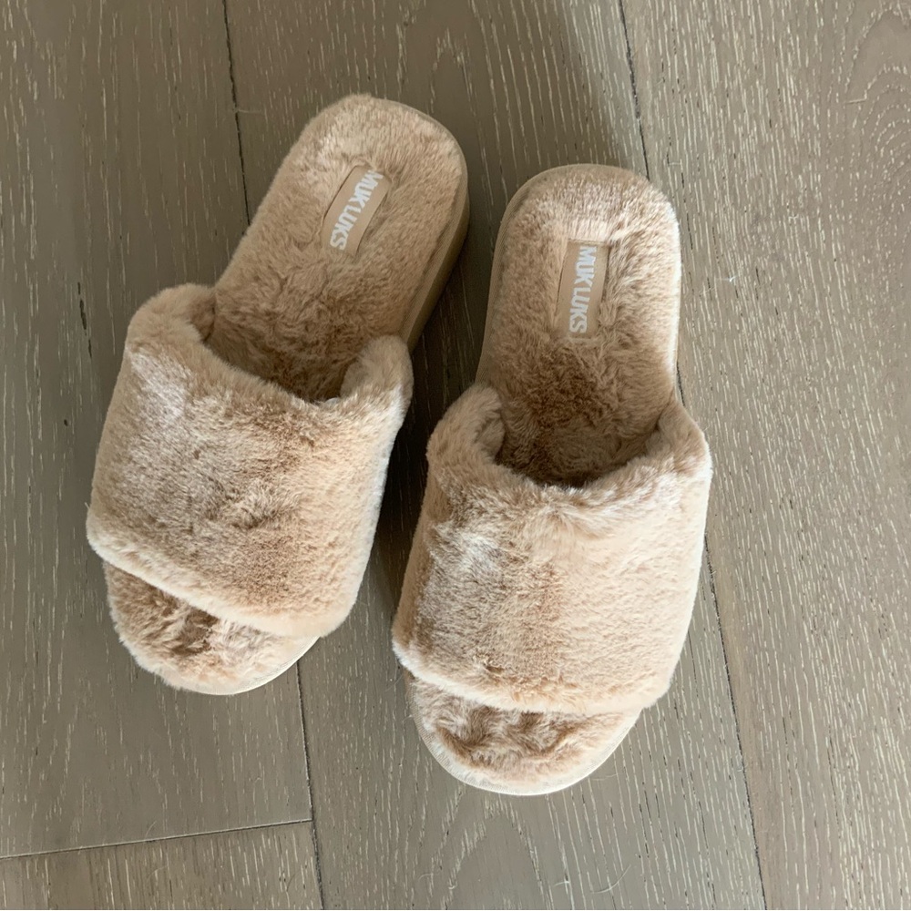 MukLuks - Womens Tan Fuzzy Slippers NWOT